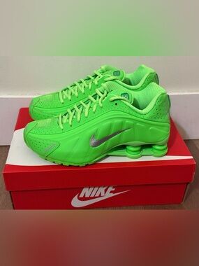 ⚡️💚 HEAD-TURNER ALERT – Nike Shox R4 “Green Strike” Women’s Size 7 Brand New 💚⚡️